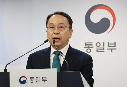 구병삼 통일부 대변인이 9일 서울 종로구 정부서울청사에서 표류 북한 주민 6명 동해상 송환과 관련해 브리핑하고 있다. 연합뉴스