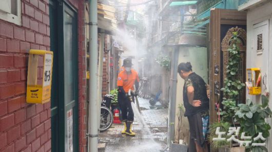 서울 낮 최고기온이 36.0도를 기록한 9일 오후 2시 30분쯤 서울 종로구 돈의동 쪽방촌 골목에서 소방당국이 지열을 가라앉히기 위한 살수 작업을 벌이고 있다. 송선교 기자