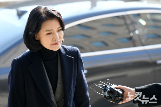 헌재의 탄핵안 기각으로 직무에 복귀한 이진숙 방송통신위원장(가운데)이 23일 경기 과천시 방송통신위원회에 출근하고 있다. 과천=박종민 기자