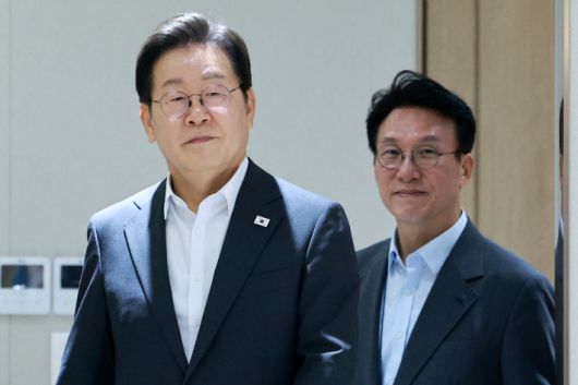 이재명 대통령과 김민석 국무총리가 8일 용산 대통령실에서 국무회의에 입장하고 있다. 연합뉴스