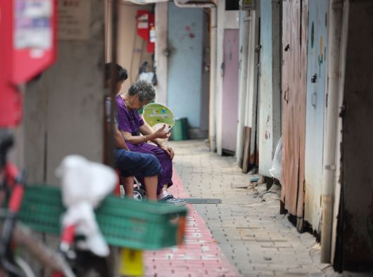 기록적인 폭염이 계속된 9일 서울 영등포 쪽방촌 골목에서 한 주민이 부채질을 하고 있다. 연합뉴스