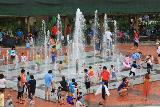 울진 왕피천공원 주광장 바닥분수. 울진군 제공