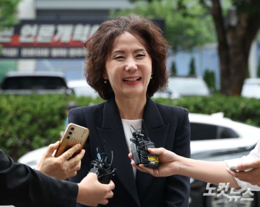 이진숙 사회부총리 겸 교육부 장관 후보자가 지난달 30일 오전 서울 여의도 한국교육시설안전원에 마련된 인사청문회 준비사무실로 출근하며 취재진의 질문에 답하고 있다. 황진환 기자