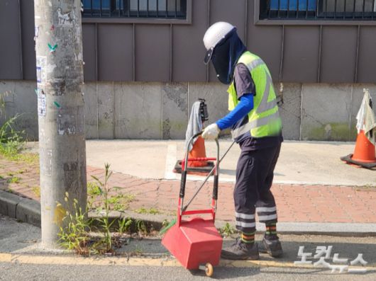 부산 강서구의 한 길거리에서 환경미화원이 청소하고 있다. 정혜린 기자