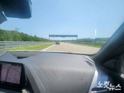 트랙 위를 달리는 M135. 박성완 기자