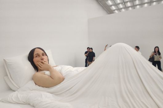 <론 뮤익>전에 전시된 '침대에서'