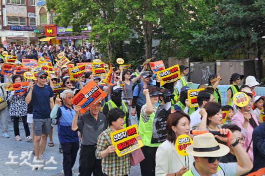 집회 후 시민들은 과천시민회관 앞을 거쳐 신천지 본부가 입주한 이마트 건물 근처까지 행진을 진행했다. 사진 오요셉 기자.