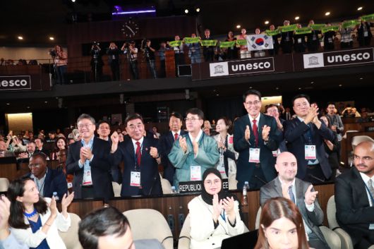 12일(현지 시간) 프랑스 파리에서 열린 제47차 세계유산위원회에서 반구천의 암각화가 유네스코 세계유산 등재가 확정되자 김두겸 울산시장과 최응천 국가문화유산청장,이순걸 울주군수등이 환호 하고 있다. 울산시 제공