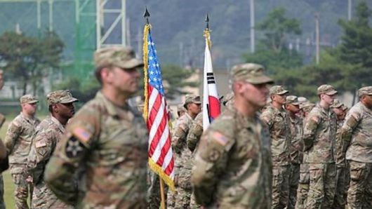 경기도 동두천시 캠프 케이시에서 열린 주한미군 순환배치 여단 임무교대식에서 태극기와 성조기가 나란히 놓여 있다. 연합뉴스