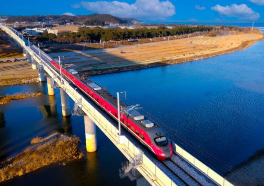 동해선 기차가 울진 왕피천을 지나고 있다. 울진군 제공