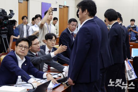 14일 오전 서울 여의도 국회 과학기술정보방송통신위원회에서 열린 배경훈 과학기술정보통신부 장관 후보자 인사청문회에서 국민의힘 의원들이 자리에 붙인 '최민희 위원장 규탄' 피켓을 최 위원장이 회의에 방해가 된다며 경위를 통해 제거하려 하자 국민의힘 의원들이 반발하고 있다. 윤창원 기자