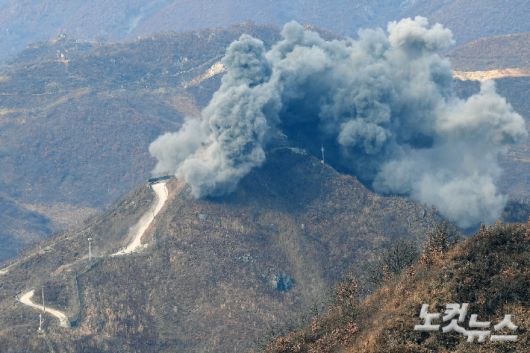 지난 2018년 9·19 군사합의에 따라 남북이 DMZ 내 GP(감시초소) 철거하는 모습. 사진공동취재단