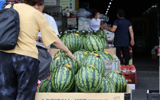 폭염에 수박값 들썩. 연합뉴스