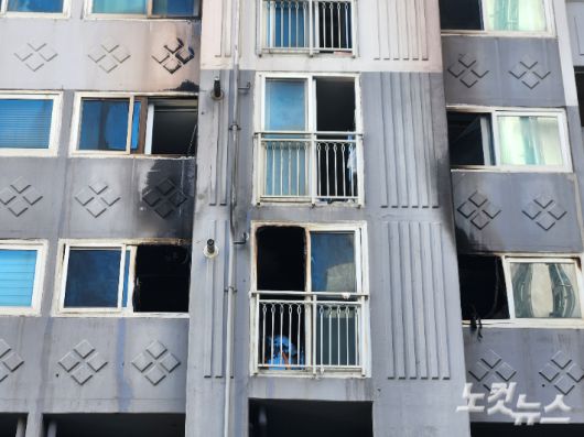지난 13일 오후 부산 북구의 한 아파트에서 발생한 화재와 관련해 14일 오전 합동 감식이 진행됐다. 정혜린 기자