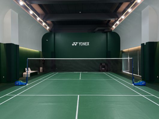 신사옥 1층에 설치된 배드민턴 코트. 요넥스코리아