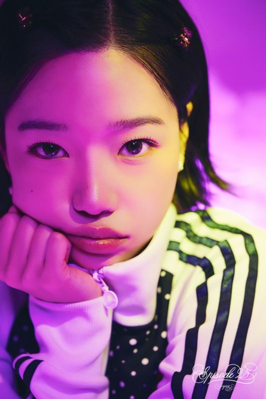 가수 조유리. 웨이크원 제공