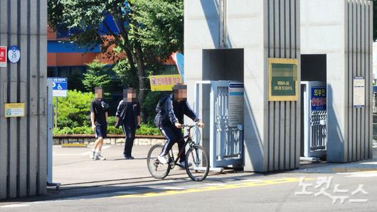 서울 한 고등학교의 하교 모습. 김도원 인턴기자