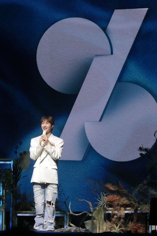 온유가 취재진 앞에서 인사하고 있다. 연합뉴스