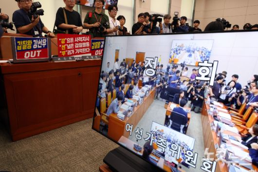 14일 서울 여의도 국회 여성가족위원회에서 열린 강선우 여성가족부 장관 후보자 인사청문회에서 국민의힘이 강 후보자를 규탄하는 피켓을 자리에 붙이며 회의가 정회되고 있다. 윤창원 기자