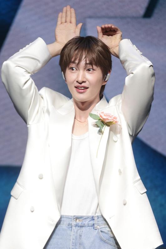 온유가 토끼 귀 포즈를 취하고 있다. 연합뉴스