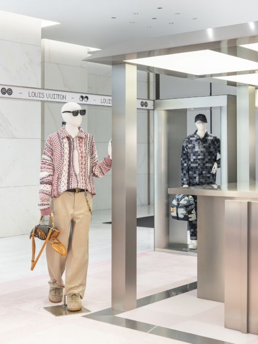 루이비통이 공개한 2025 가을-겨울 남성 컬렉션 가운데 페일 핑크와 화이트, 블랙이 화려한 패턴을 자랑하는 하프 집 풀오버(왼쪽)와 다미에 데님 워크웨어 블루종. 루이비통 제공