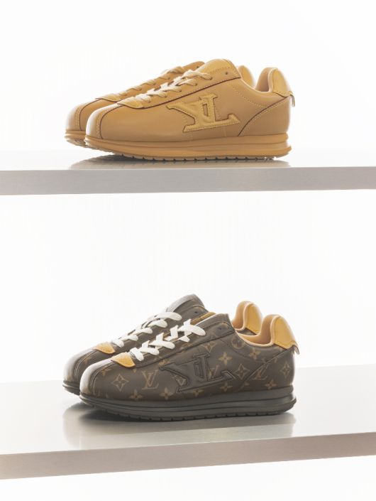 퍼렐 윌리엄스가 직접 디자인한 메인 제품 'LV 버터소프트(LV BUTTERSOFT)' 스니커즈는 클래식 러너의 편안함과 포멀 슈즈의 품격을 결합해 스트리트 웨어와 댄디즘의 조화를 보여준다. 루이비통 제공