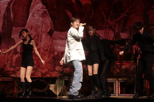 온유가 타이틀곡 '애니멀' 무대를 라이브로 선보이고 있다. 연합뉴스