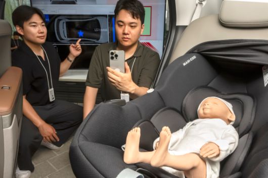 LG이노텍 직원이 차세대 디지털키 솔루션의 '아동 감지(CPD)' 기능을 시연하고 있다. LG이노텍 제공