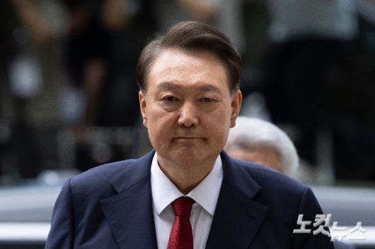 윤석열 전 대통령이 9일 오후 구속 전 피의자 심문(영장실질심사)을 받기 위해 서울 서초구 서울중앙지방법원으로 들어서고 있다. 사진공동취재단