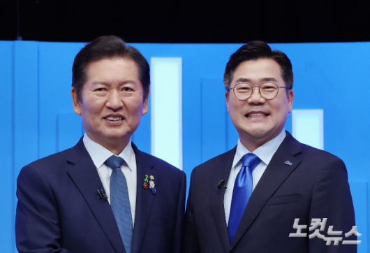 더불어민주당 정청래(왼쪽)·박찬대 당대표 후보가 16일 서울 양천구 목동 SBS에서 TV토론회에 앞서 기념촬영을 하고 있다. 국회사진기자단