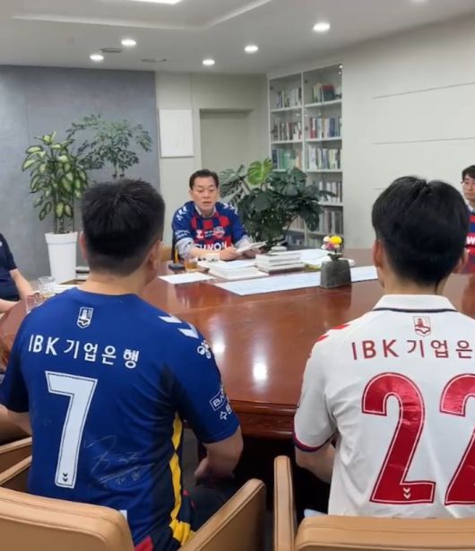 수원FC 구단주인 수원특례시 이재준 시장(사진 가운데)과 수원FC 서포터즈 '포트리스' 구성원들이 대화를 나누고 있다. 수원FC 제공