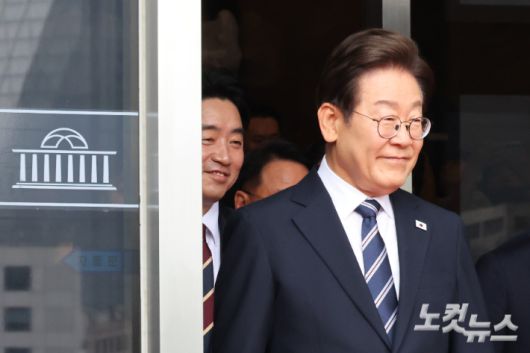 이재명 대통령이 26일 오전 서울 여의도 국회에서 2025년도 제2회 추가경정예산안에 대한 정부의 시정연설을 마치고 국회를 나서고 있다. 윤창원 기자