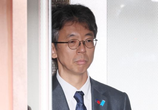 일본 정부가 독도 영유권 주장을 담은 방위백서를 채택한 15일 이세키 요시야스 주한일본대사관 총괄공사 대리가 서울 종로구 외교부 청사로 초치되고 있다. 연합뉴스