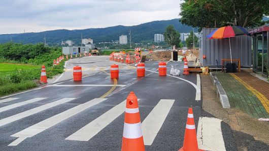 차량 출입을 통제하고 있는 통일전 앞 삼거리로 이어지는 임시가도 모습. 독자 제공