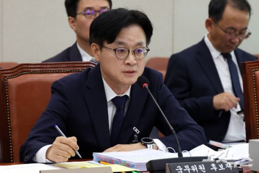 김정관 산업통상자원부 장관 후보자가 17일 서울 여의도 국회에서 열린 산업통상자원중소벤처기업위원회 인사청문회에서 의원 질의에 답변을 하고 있다. 윤창원 기자