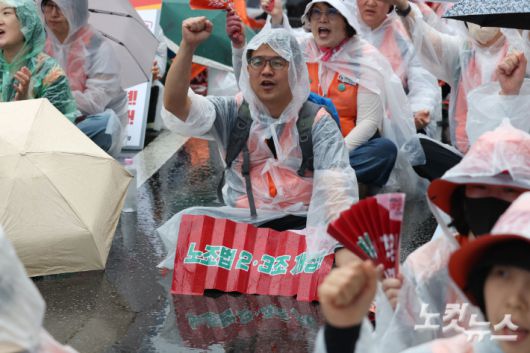 전국민주노동조합총연맹이 16일 오후 서울 여의도 국회의사당 앞에서 2025 총파업 대회를 열고 노동조합법 2·3조(노란봉투법) 즉각 개정, 윤석열 정부 반 노동정책 폐기 등을 촉구하고 있다. 류영주 기자