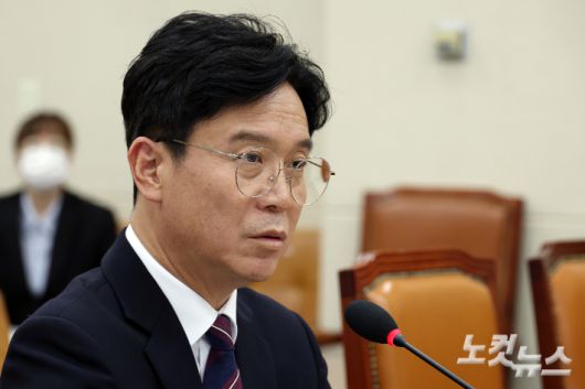 김영훈 고용노동부 장관 후보자가 7월 16일 서울 여의도 국회 환경노동위원회 인사청문회에서 의원 질의에 답변을 하고 있다. 윤창원 기자