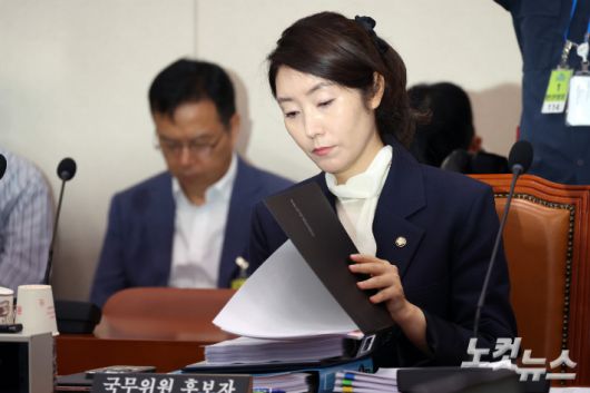 강선우 여성가족부 장관 후보자가 14일 서울 여의도 국회 여성가족위원회에서 열린 인사청문회에서 준비한 자료를 확인하고 있다. 윤창원 기자