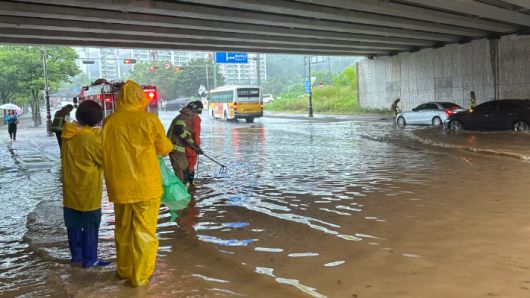광주시 남구 노대동의 순환도로 하부도로가 17일 집중호우로 침수돼 소방대원과 남구 관계자들이 배수 작업을 벌이고 있다. 광주 남구 제공