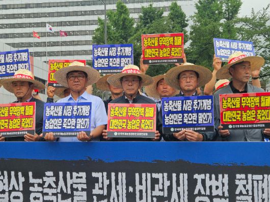 한국후계농업경영인중앙연합회(한농연)는 16일 용산 대통령실 앞에서 기자회견을 열어 통상당국이 미국과 관세 협상에서 미국산 농축산물 추가 개방에 나서면 단체 행동을 하겠다고 밝혔다. 연합뉴스