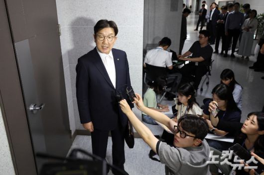 국민의힘 권성동 의원이 18일 서울 여의도 국회 의원회관 자신의 의원실 앞에서 김건희 특검의 압수수색과 관련 입장을 밝히고 있다. 윤창원 기자