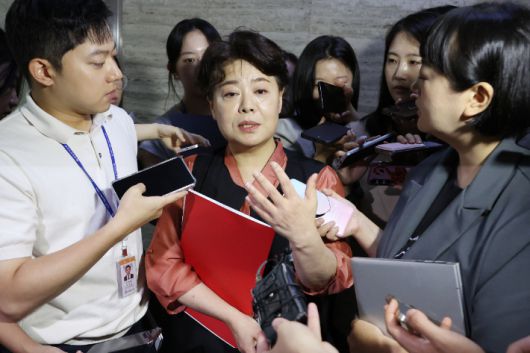 국민의힘 윤희숙 혁신위원장이 17일 서울 여의도 국회에서 열린 비상대책위원회의에 참석한 뒤 나와 취재진의 질문에 답하고 있다. 연합뉴스