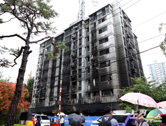 지난 17일 밤 10층짜리 아파트 1층 필로티 주차장에서 발생한 화재로 다수의 인명피해가 발생한 경기도 광명시 소하동 한 아파트에서 18일 오전 경찰과 소방, 국과수 등 관계자들이 합동 감식을 하고 있다. 이번 화재로 인한 인명피해는 사망 1명, 중상 11명, 경상 55명 등 모두 67명이다. 광명=황진환 기자