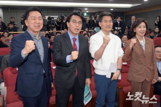 국민의힘 김기현 의원(왼쪽부터), 윤상현 의원, 한국사 강사 전한길 씨, 나경원 의원이 19일 서울 여의도 국회 의원회관에서 열린 미래자유연대 국민대토론회에서 기념촬영을 하고 있다. 윤창원 기자