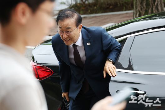 김윤덕 국토교통부 장관 후보자가 15일 오전 정부과천청사에 마련된 인사청문회 준비 사무실로 첫 출근하고 있다. 류영주 기자