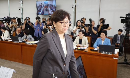 정은경 보건복지부 장관 후보자가 18일 국회 보건복지위원회에서 열린 인사청문회에서 더불어민주당 소속 박주민 위원장에게 선서문을 제출한 뒤 돌아서 자리로 향하고 있다. 연합뉴스