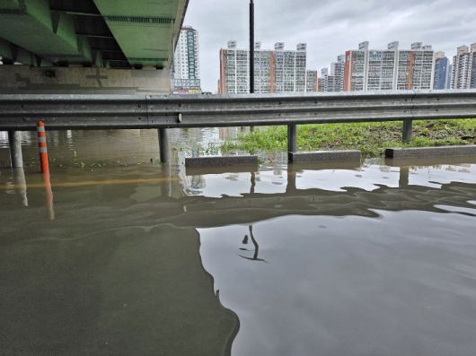 집중호우로 침수된 경주시 금장교 하상도로. 경주시 제공