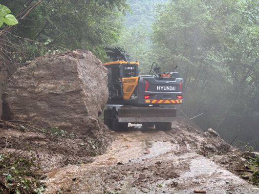 20일 오전 가평군 북면 제령리에서 산사태로 인해 도로가 유실됐다. 경기북부소방재난본부 제공