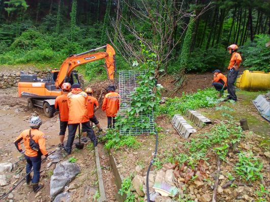 20일 오전 가평군 북면 제령리에서 산사태로 인한 매몰자가 발생해 소방대원들이 수색작업을 벌이고 있다. 경기북부소방재난본부 제공