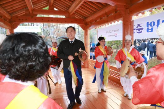 김종훈 울산동구청장이 2024년 11월 오좌불공원 어르신놀이터 준공식에서 사물놀이팀과 공연을 하고 있다. 사진 동구청 제공